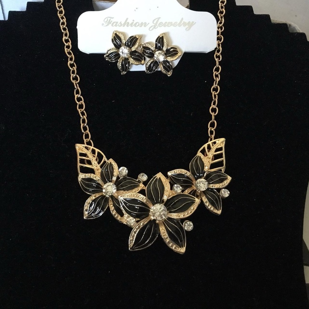 Elegant Gold and Black Floral Necklace Set